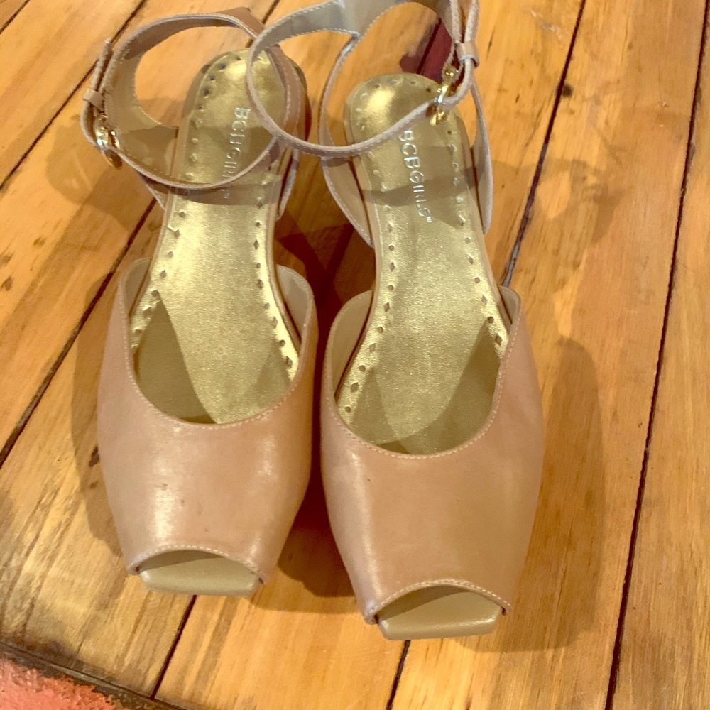 BCBG Nude -tan Peep toe platforms w/Ankle strap - wear them w everything